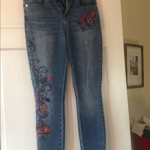 Vintage wash high waist jeans with appliqué